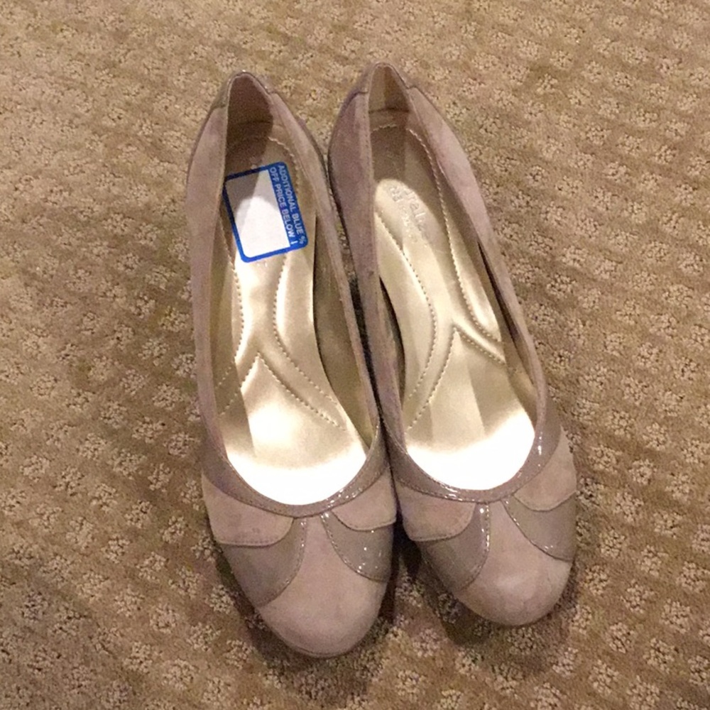 Naturalizer tan taupe heels